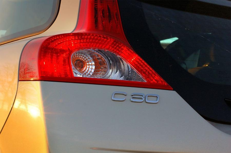  Volvo C30 T5 Version 2.0 2008 года  (фото 3 из 37)
